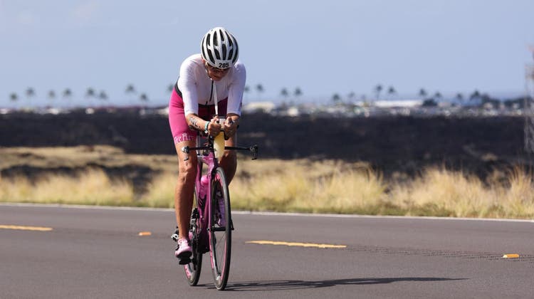 Petra Sieber auf dem Highway durch die dunklen Lavafelder auf Hawaii. (Bild: PD (Hawaii, 6. Oktober 2022))