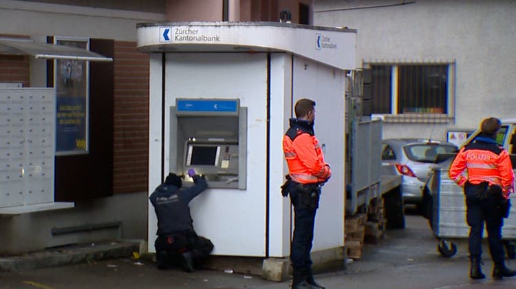 Unbekannte sprengen Geldautomaten - Fahndung läuft