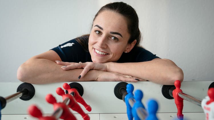 Vielseitig unterwegs: Die Tischfussball-Weltmeisterin Cindy Kubiatowicz-Moser ist auch Unternehmerin und Mutter. (Andrea Zahler)