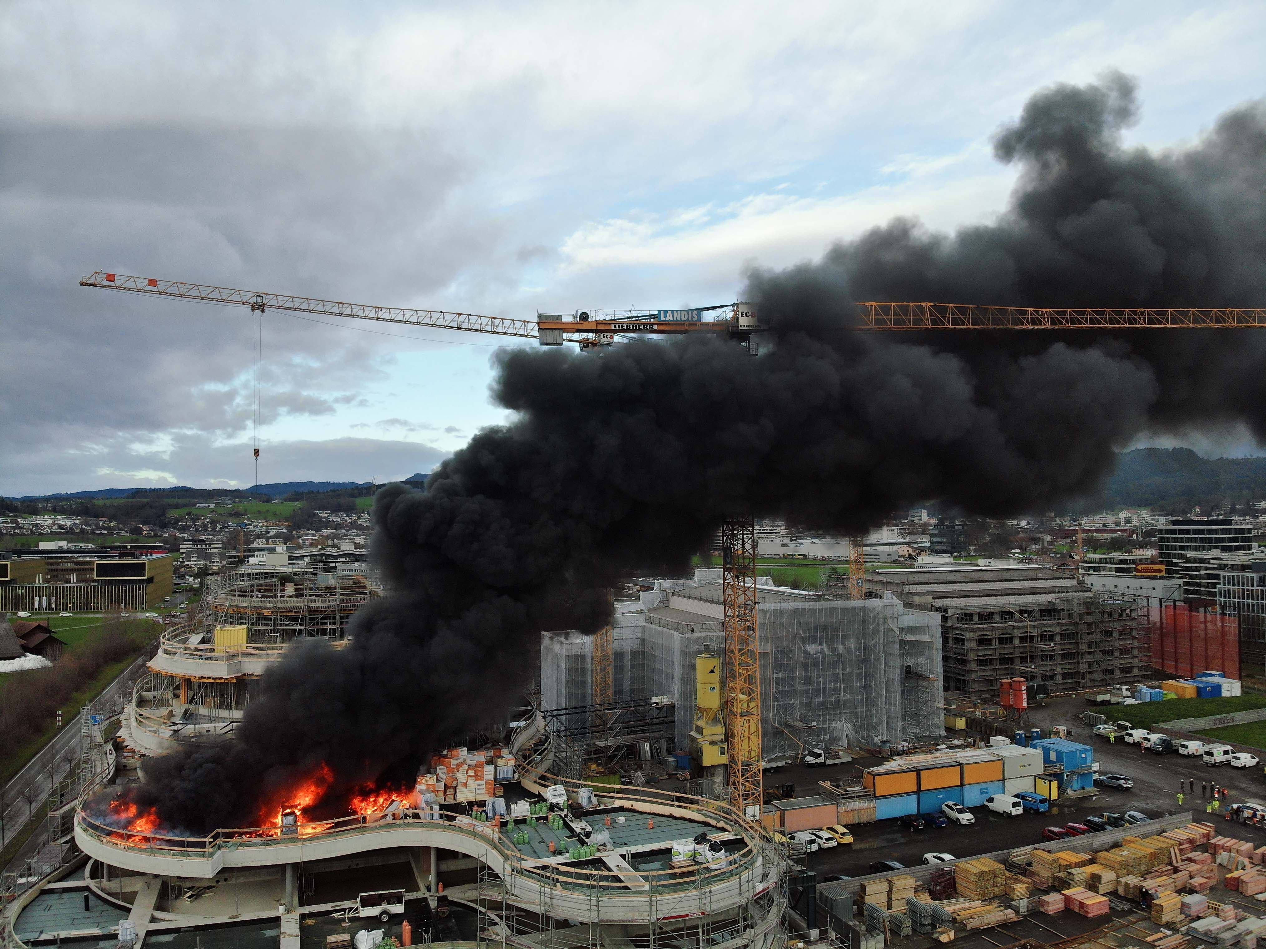 Auf dem Dach des Rohbaus trafen die Einsatzkräfte auf meterhohe Flammen.