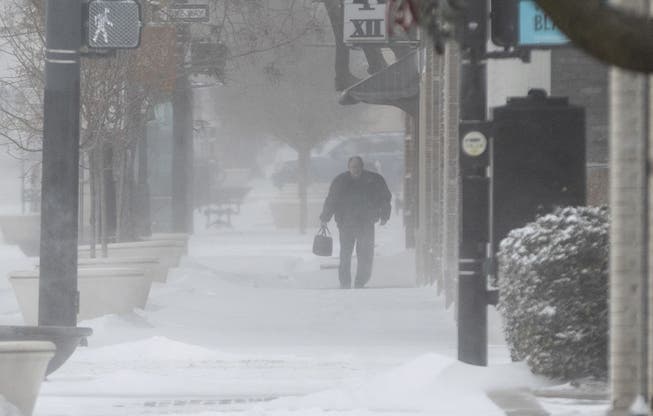Ein Fussgänger in Wichita im US-Bundesstaat Kansas. Teilweise werde es so kalt, dass innerhalb von Minuten Erfrierungen drohten, warnten die Behörden.