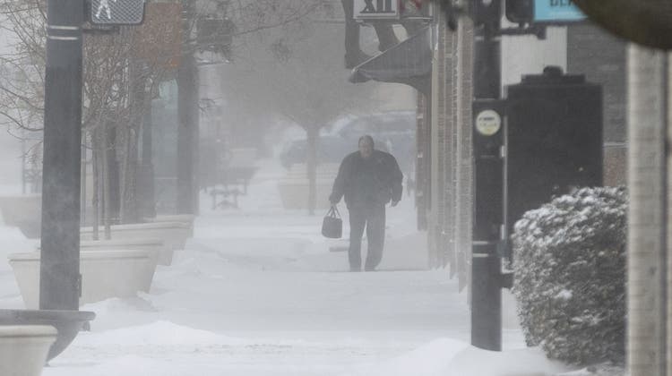 Ein Fussgänger in Wichita im US-Bundesstaat Kansas. Teilweise werde es so kalt, dass innerhalb von Minuten Erfrierungen drohten, warnten die Behörden. (Travis Heying / AP)