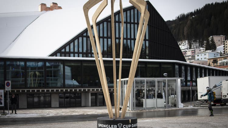 In der Davoser Eishalle wird wieder um den Pokal des Spengler Cups gespielt. (Keystone)