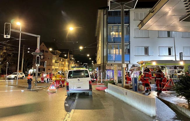 Der Elektronikshop, der am Freitagabend gebrannt hatte, befindet sich an der Zürcherstrasse im Zentrum von Schlieren beim Stadtplatz. Die Einsatzkräfte mussten einen Teil der Zürcherstrasse Richtung Zürich absperren.
