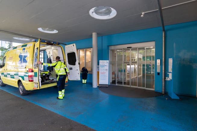Ambulanz vor der Notfallstation des Kantonsspitals Aarau im Oktober: Damals war der Ansturm der Patientinnen und Patienten noch viel kleiner.