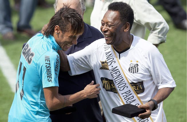 Ein gemeinsames Bild aus 2012: Neymar (links) und Pelé beim 100-jährigen Jubiläum des FC Santos.