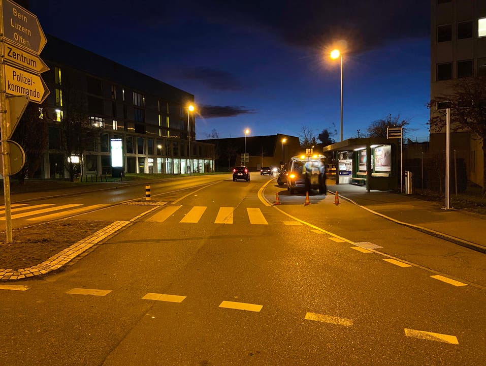 Aarau, 28. Dezember: Bei der Bushaltestelle Delfterstrasse wird ein 20-Jähriger auf dem Fussgängerstreifen von einem Auto frontal erfasst und verletzt.