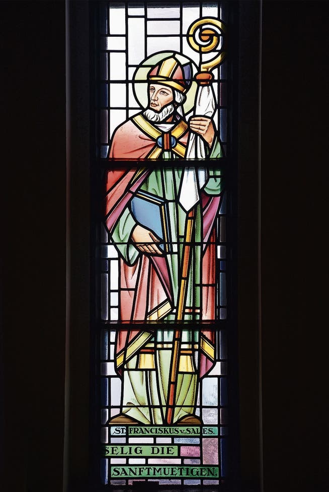 Franz von Sales im Bischofsornat auf einem Fenster in der Wallfahrtskirche St.Iddaburg bei Kirchberg SG.