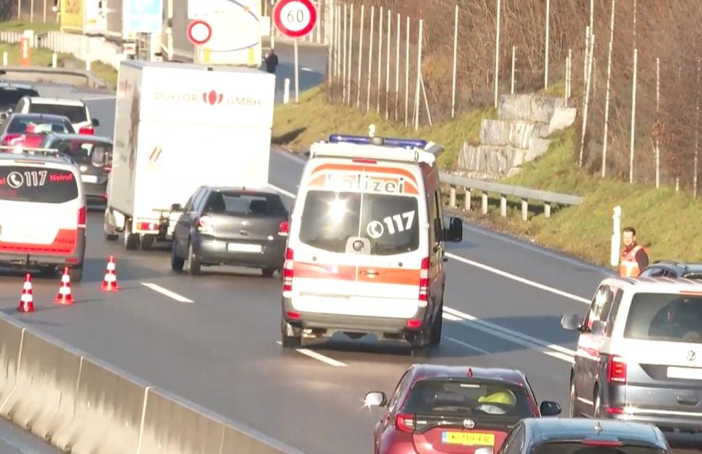 A2 Nach Massenkarambolage Mit über 20 Fahrzeugen Wieder Offen