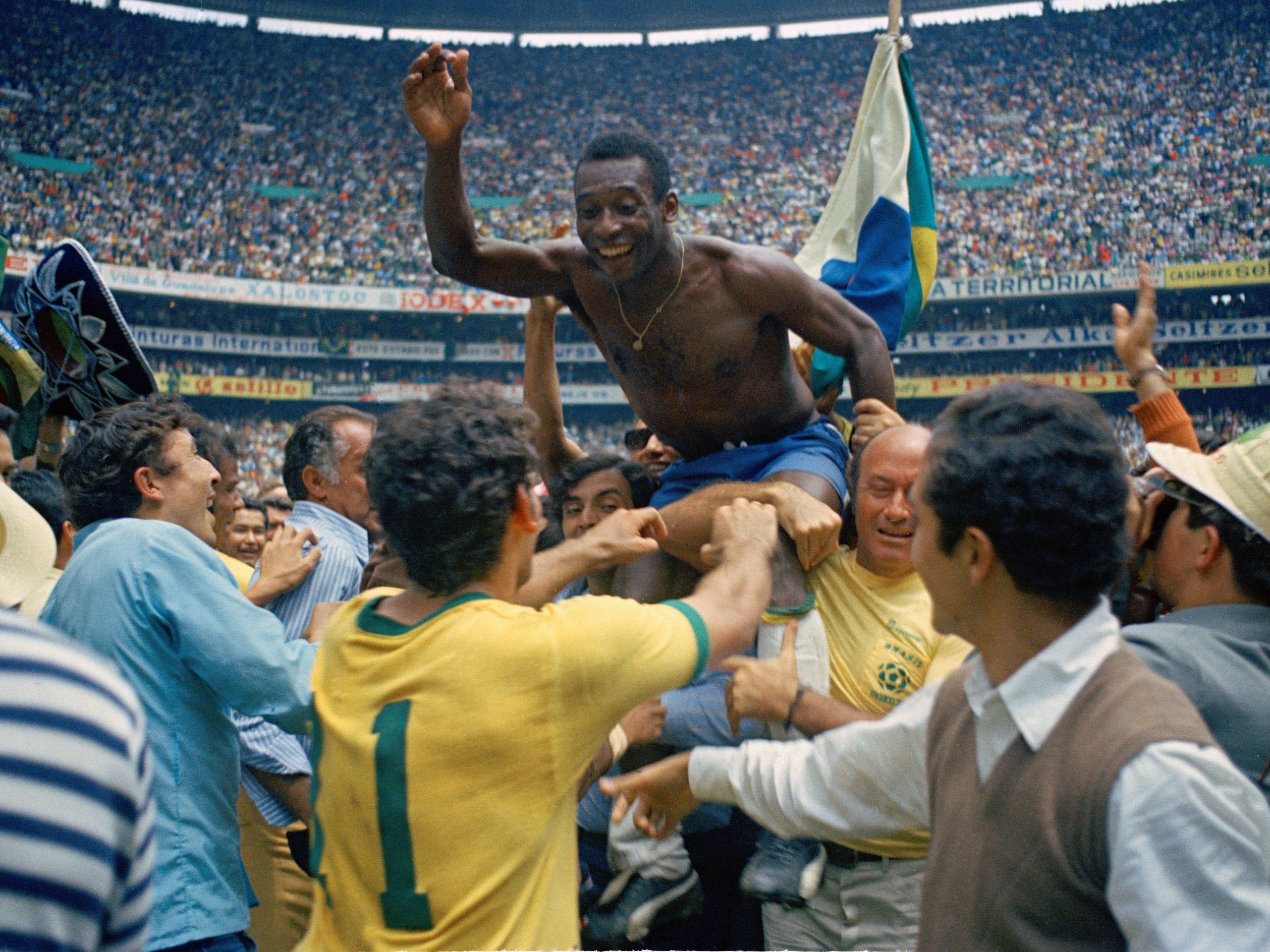 1970: Brasiliens Idol lässt sich nach dem 4:1-Sieg gegen Italien im WM-Final in Mexico Stadt von Mitspielern und Betreuern feiern.