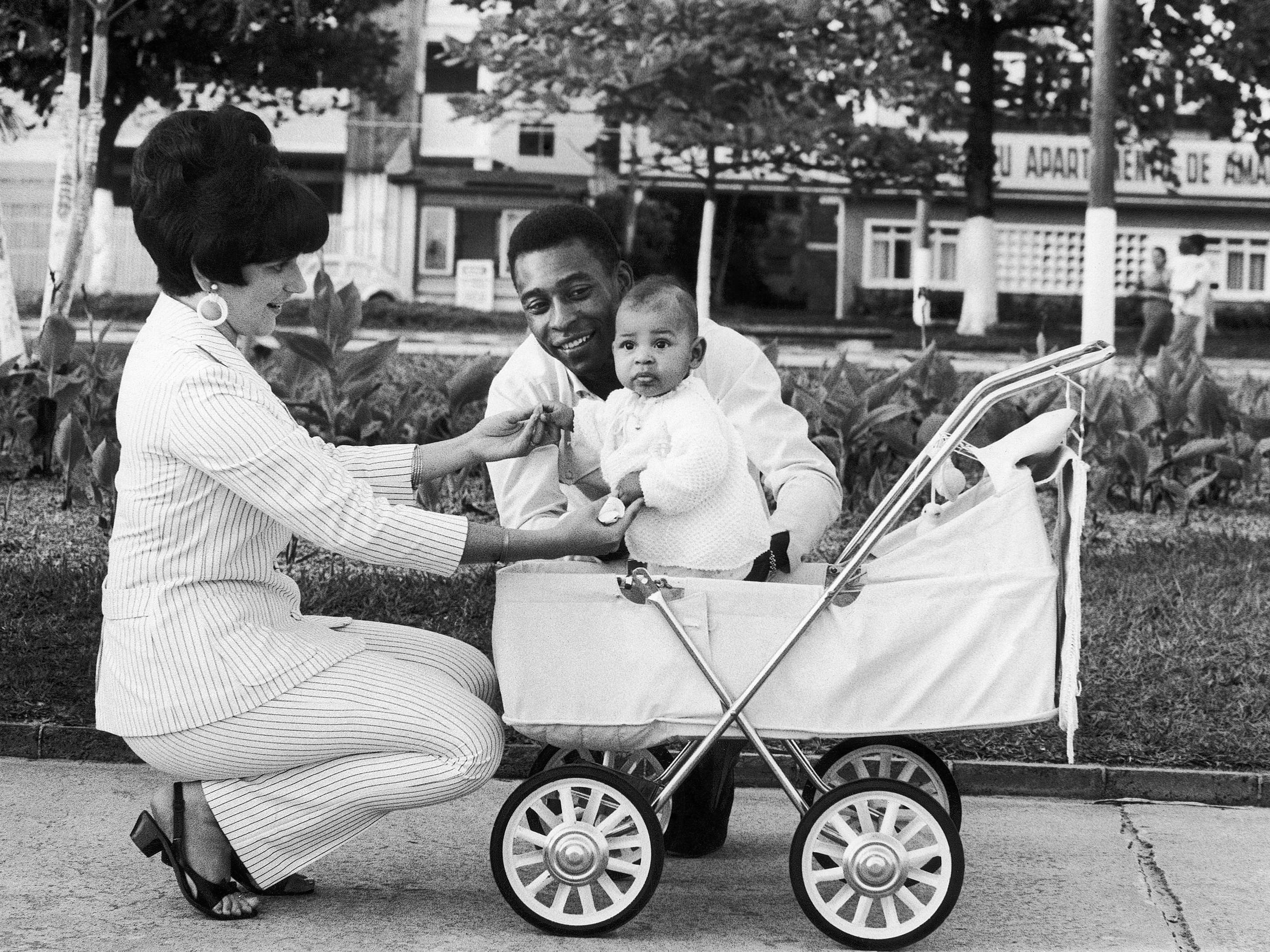 1967: Pelè mit seiner Ehefrau Rosemarie und Tochter Kelly Cristina.