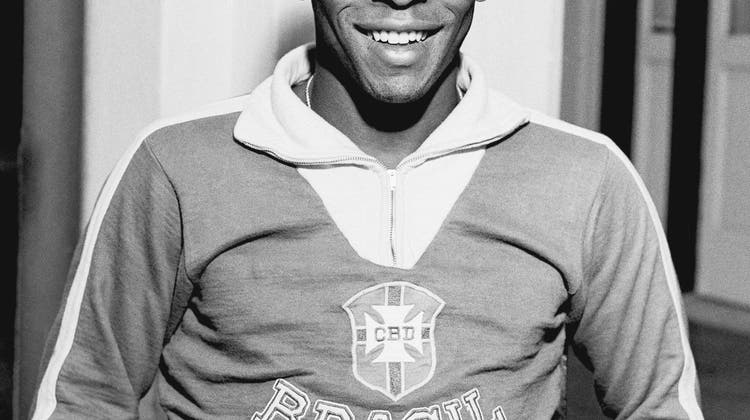 1962: Pelé präsentiert sich in Rio vor dem Abflug zur WM nach Chile stolz im Trainer der Nationalmannschaft. (Imago)