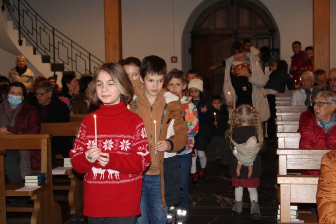 Kinder zogen mit Kerzen in die Kirche: Lichter der Hoffnung in dieser schweren Zeit.