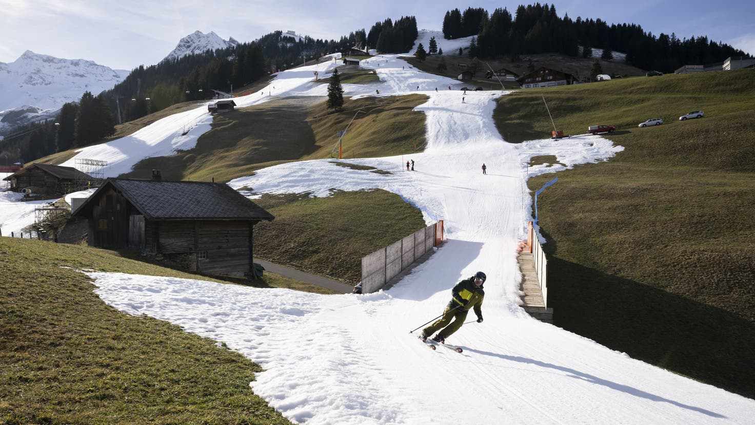 Frühlingsstimmung in der Altjahrswoche: Skifahrer auf einer Kunstschneepiste beim Chuenisbärgli. (Bild: Anthony Anex / Keystone (Adelboden, 28. 12. 2022))