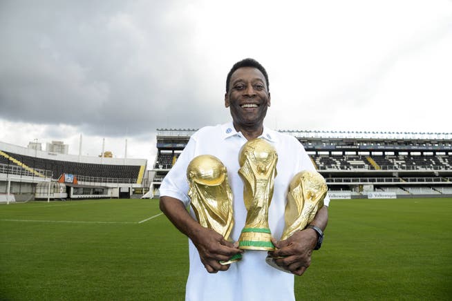 Der verstorbene Jahrhundertfussballer Pelé im Stadion von Santos mit seinen drei WM-Pokalen. (Santos, 17.05.2014)