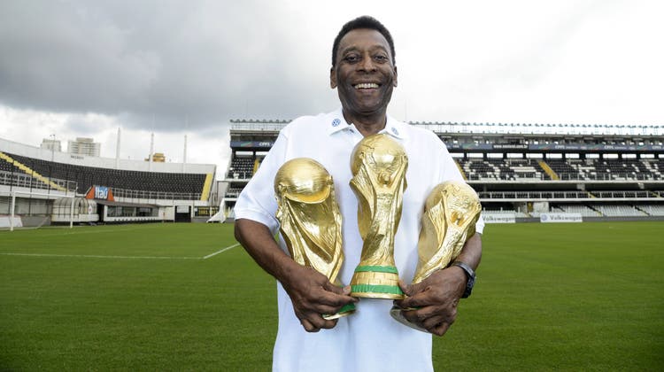 Der verstorbene Jahrhundertfussballer Pelé im Stadion von Santos mit seinen drei WM-Pokalen. (Santos, 17.05.2014) (Imago Sportfotodienst/www.imago-images.de)