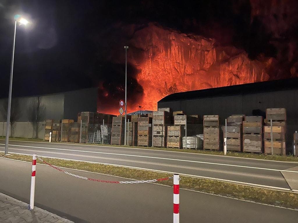 Der Brand führt zu starken, unangenehmen Gerüchen.