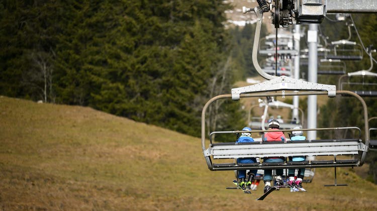 Schwierige Situation für Wintersportler: Die Temperaturen sind in der Schweiz derzeit aussergewöhnlich hoch. (Keystone)