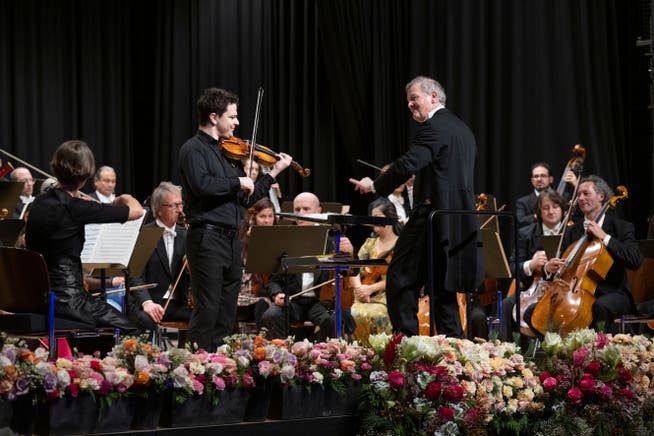 Die Argovia Philharmonic spielt unter der Leitung von Marc Kissóczy, Solist David Nebel, Violine, links.