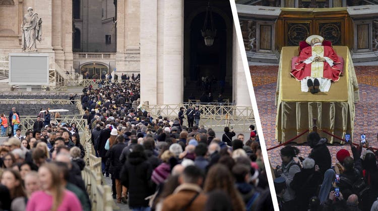 Tausende von Gläubigen warten vor dem Vatikan, um sich persönlich von Benedikt XVI. zu verabschieden. (Keystone)