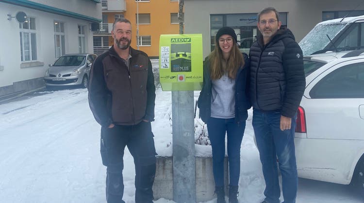 Svenja Breitenmoser mit ihrem Vater Andreas (rechts) und Beat Süess, Geschäftsführer der Firma Top Whirlpool, vor dem neuen Defibrillator in Gossau. (Bild: Svenja Breitenmoser)