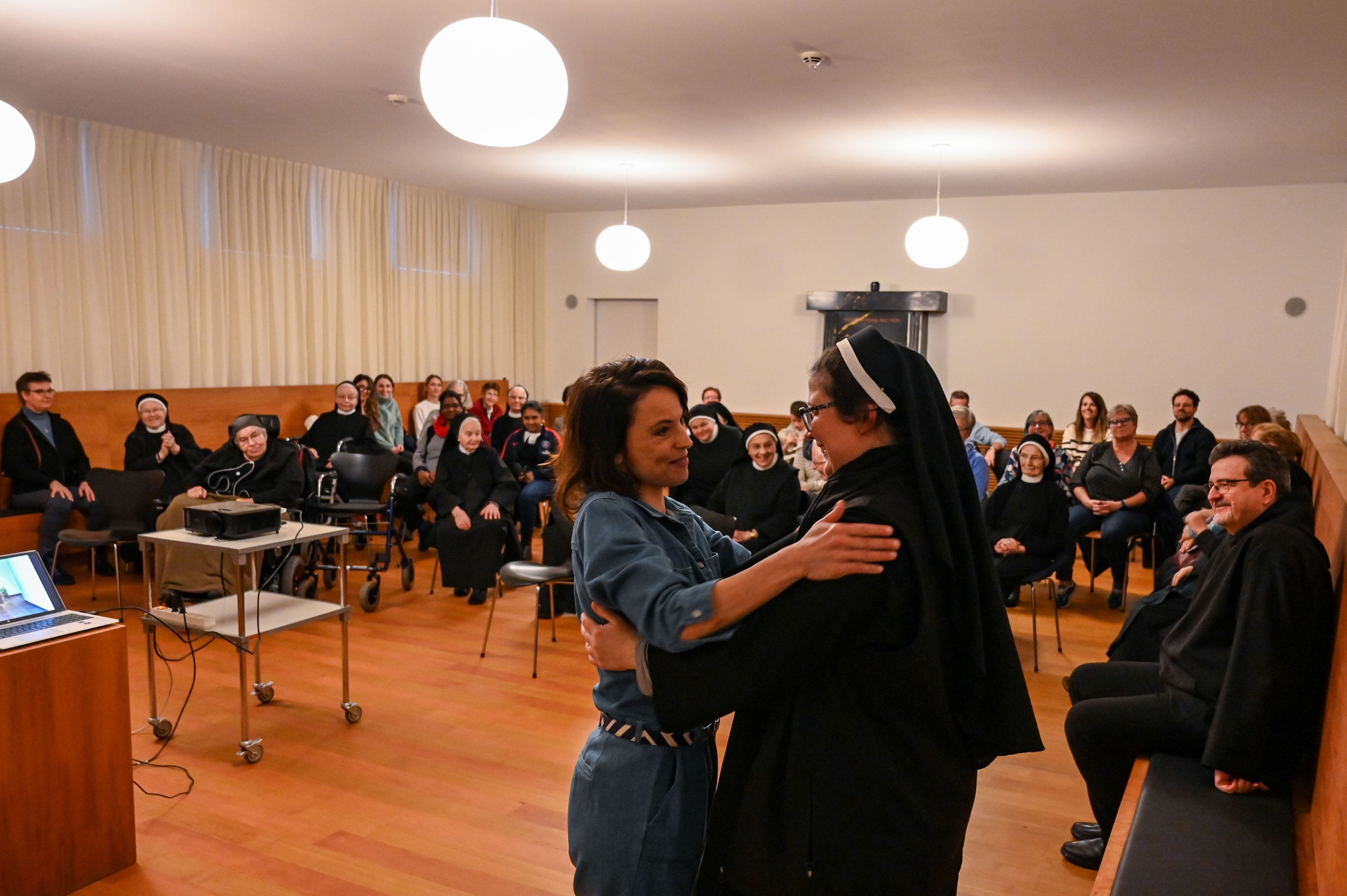 Freuen sich über das gemeinsame Werk: Mona Vetsch und Äbtissin Rut-Maria Buschor nach der Vorpremiere im Kapitelsaal des Klosters Sarnen.