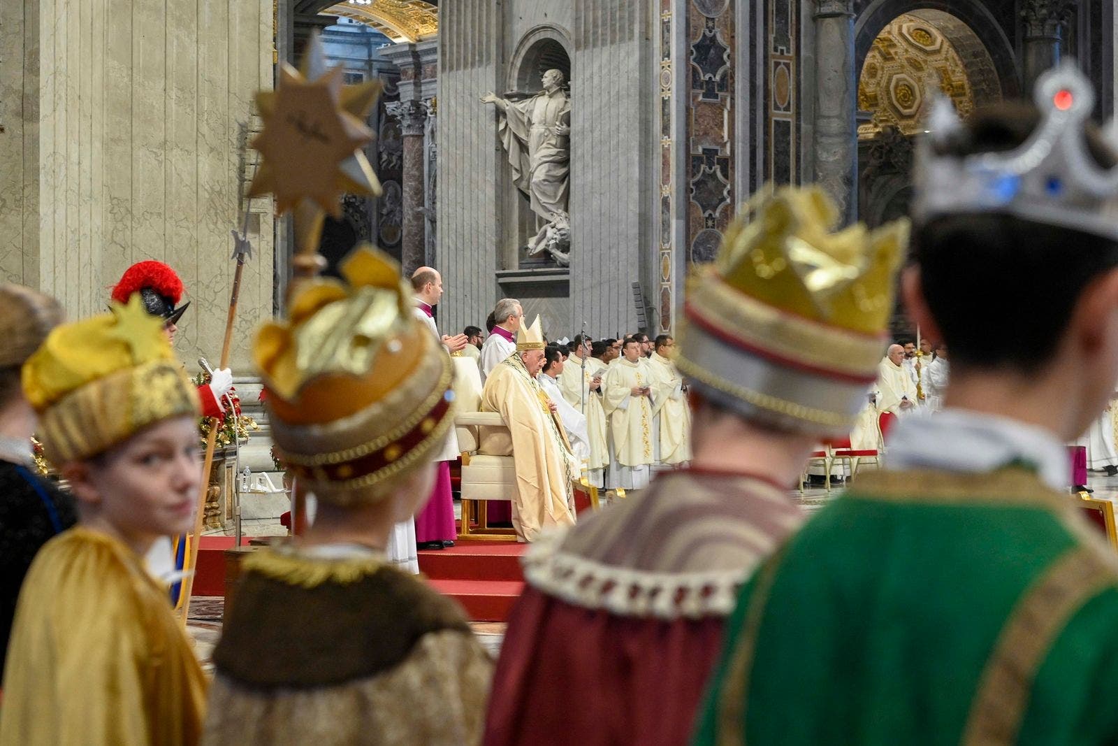 Königliche Kinder beim Neujahrsgottesdienst mit Papst Franziskus.
