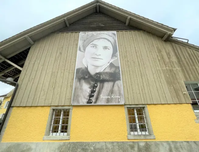 Das berühmte Porträt der Brittnauerin Emma Kunz prangt am Museumsgebäude des Emma Kunz Zentrums in Würenlos.