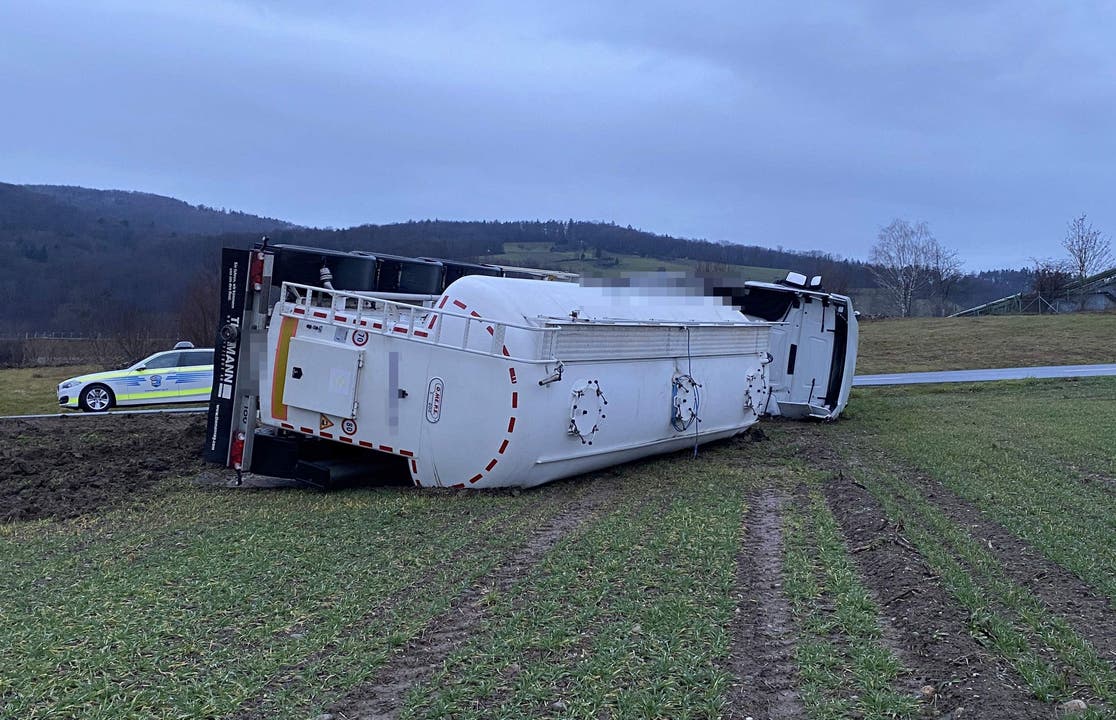 Schinznach Dorf, 3. Januar: Ein Sattelzug kommt von der Strasse ab und kippt im angrenzenden Feld um. Der Fahrer klagte über Schmerzen am Bein, der Beifahrer blieb unverletzt.