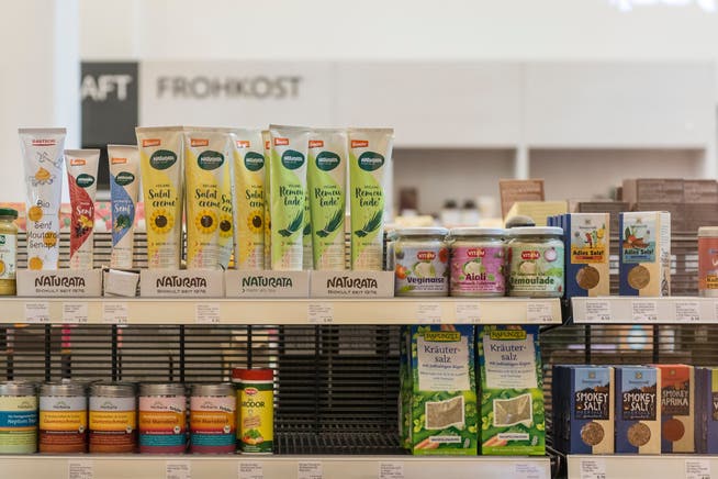Produkte mit Bio-, Demeter- und Fairtrade-Labeln sind sowohl in Reformhäusern als auch in Bioläden zu finden.