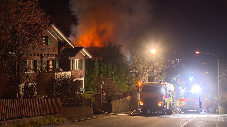 Brand in leerstehendem Haus – Polizei sucht Zeugen
