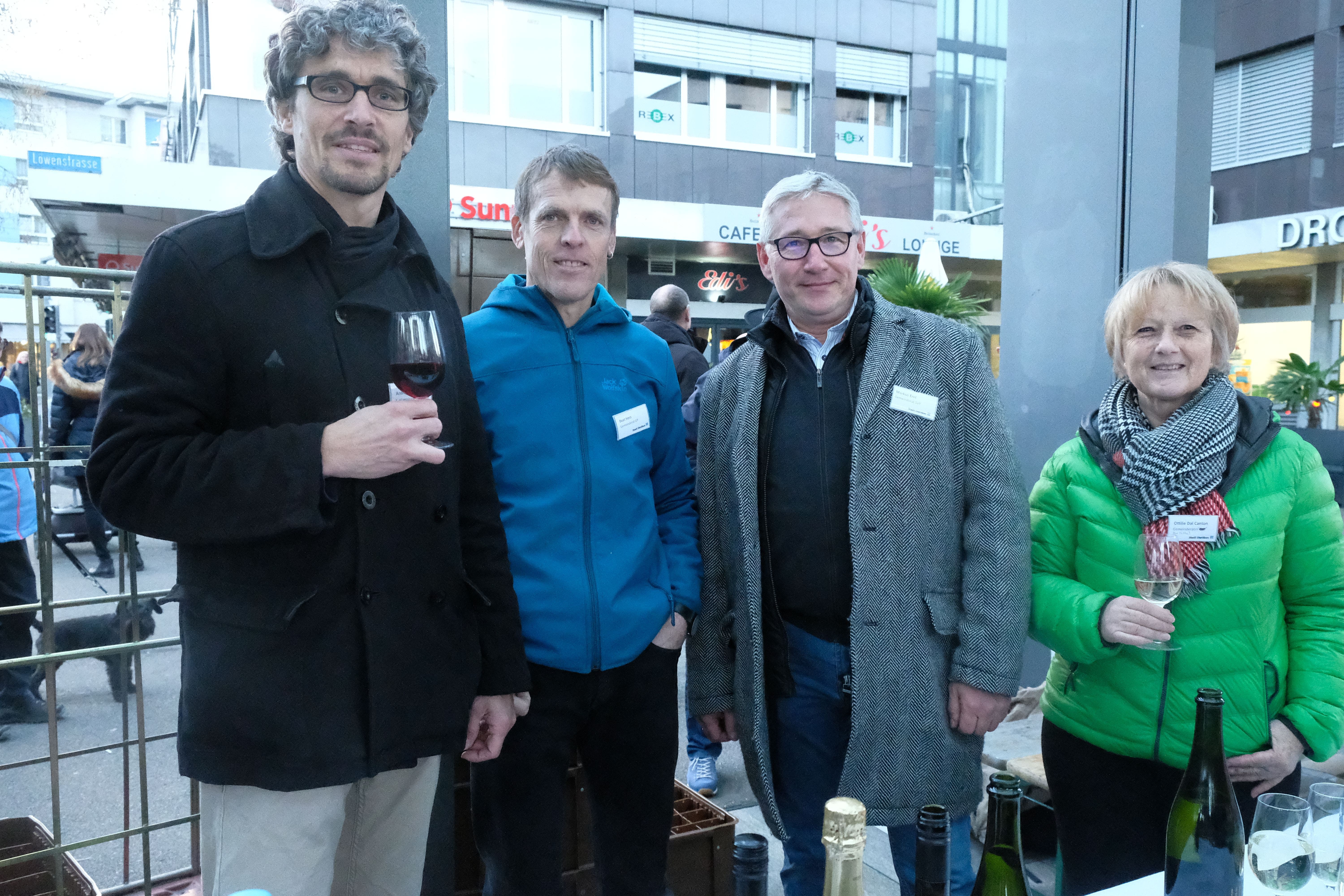 Die Gemeinderätinnen und Gemeinderäte servierten Dietiker Stadtwein (von links): Andreas Wolf (Grüne), Beat Hess (Grüne), Markus Erni (SVP) und Ottilie Dal Canton (Mitte).
