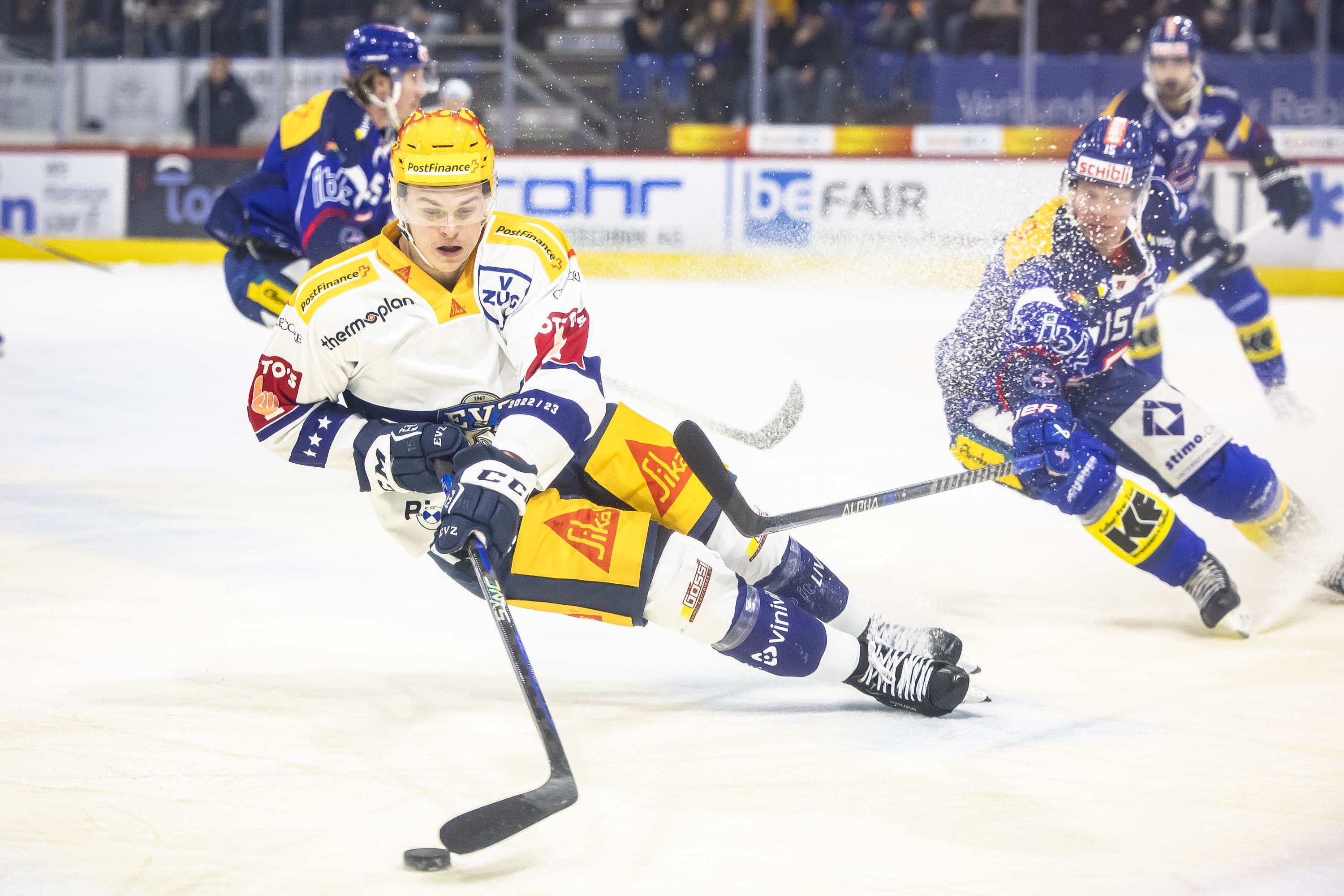 Grégory Hofmann (links) behauptet den Puck gegen Miro Aaltonen.