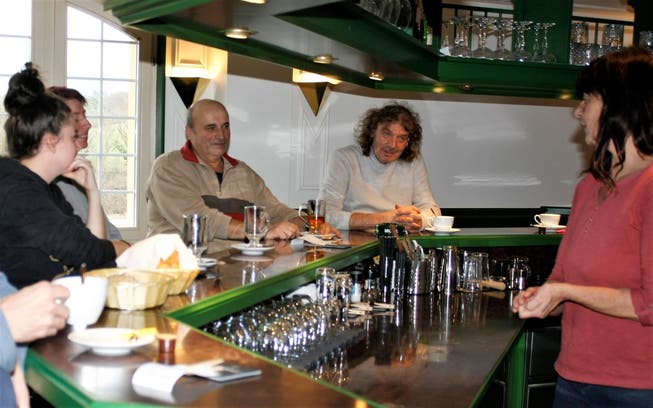 An der Riverside-Bar setzt sich der Pächter Stefan Eberli (rechts) auch mal gerne zu seinen Gästen.