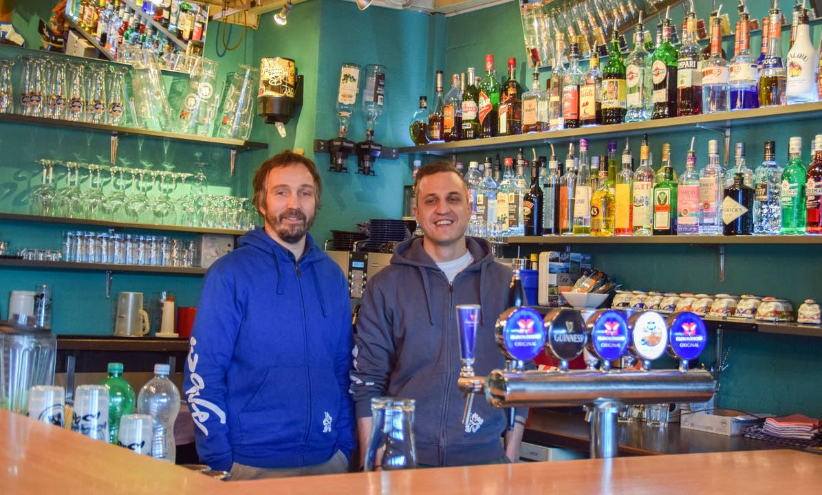 Muri, 10. Januar: Hampi Budmiger (links) hat seine Café-Bar «Wave» in Muri verkauft. Seit dem 1. Januar ist Manuel Staubli offizieller neuer Besitzer und Geschäftsführer.