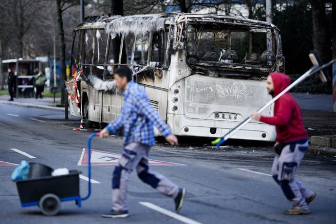 Die Schäden nach der Krawallnacht: Dieser Bus wurde während den Neujahrsfeierlichkeiten in Brand gesetzt.
