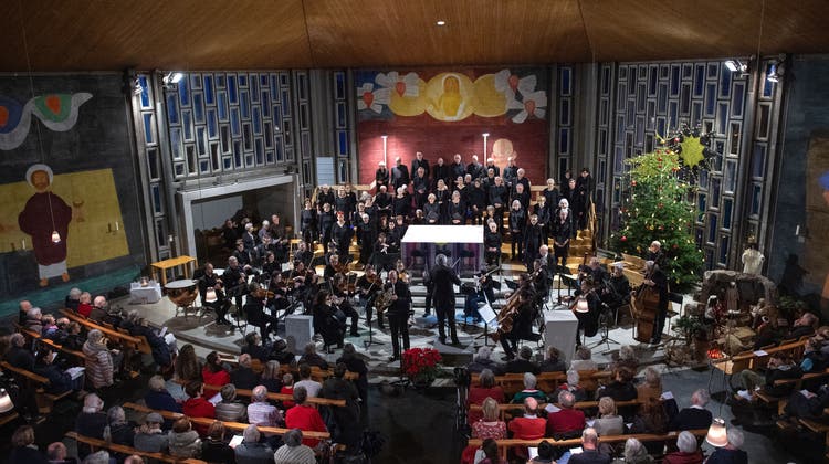 Die jährliche «Musikalische Feierstunde» des Chors Bruder Klaus in der Pfarrkirche Oberwil ist stets ein Grossereignis. Die Kirche war bis auf die letzten Plätze besetzt. (Bild: Maria Schmid (Oberwil, 8. Januar 2023))
