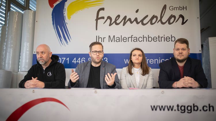 Gewerkschafter auf einer Linie: Claude Meier (SEV), Lukas Auer (Thurgauer Gewerkschaftsbund), Fatime Zekjiri (Unia) und Dominik Dietrich (Syndicom). (Bild: Benjamin Manser)