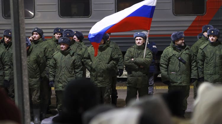 Hoher Bedarf an Kanonenfutter: Frisch mobilisierte Russen warten im vergangenen Dezember am Bahnhof von Tyumen auf ihren Weitertransport an die ukrainische Front. (Bild: AP)