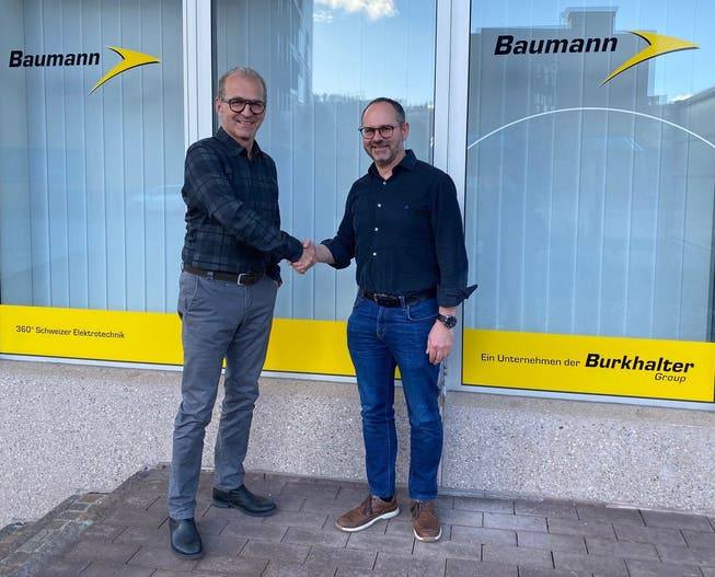 Thomas Baumann (links) mit seinem Nachfolger Andreas Sutter vor der Baumann Electro AG in St.Gallen.