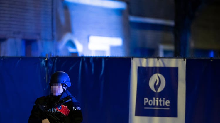 Einschüchterungsversuch, der schiefgegangen ist? Unbekannte gaben mindestens fünf Schüsse auf das Haus in Antwerpen ab. Die elfjährige Firdaous wurde tödlich getroffen. (Bild: Kristof Van Accom/BELGA MAG)
