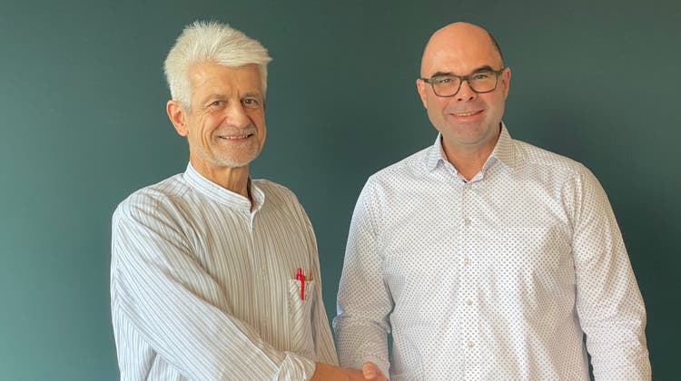 Handschlag an der Vertragsunterzeichnung zwischen Eugen Koller, Alleininhaber der Gunep, und Michel Gasche, Geschäftsführer der Elektra (rechts). (Zvg)