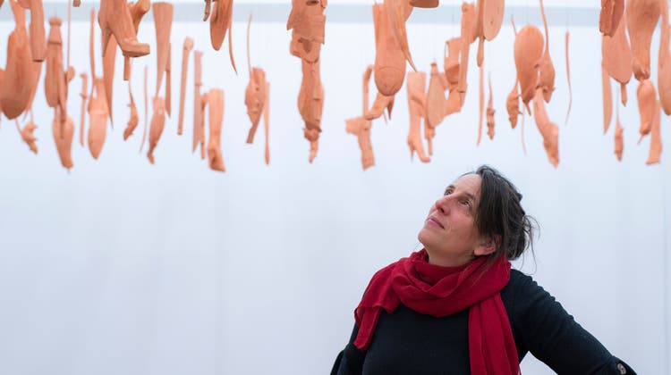 Gastkuratorin Claudia Waldner betrachtet die Installation von Rochus Lussi, die mit «Dünne Haut» betitelt und markanter Teil der Ausstellung «Haut» ist. (Bild: Dominik Wunderli (Emmenbrücke, 11. Januar 2023))