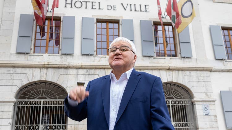 «Hier lässt sich wunderbar leben», sagt Moutiers Stadtpräsident Marcel Winistoerfer vor dem altehrwürdigen Stadthaus. (Patrick Lüthy)
