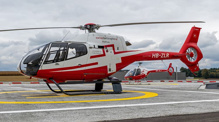 Zwei Hubschrauber von Swiss Helicopter AG auf dem Flugfeld in Pfaffnau. (Bild: PD/Adrian Durrer)