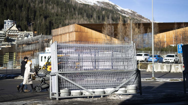 Bis zu 50 Kilometer Zaun werden in Davos für das WEF aufgebaut. (Keystone)