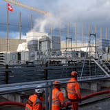 Auf dem Betriebsgelände der General Electric in Birr wird ein «temporäres Reservekraftwerk» erstellt. Die Lärmschutzwand (im Hintergrund) wird 20 Meter hoch. Doch ein Test für eine Turbine schlug am Freitag fehl. (Alex Spichale)