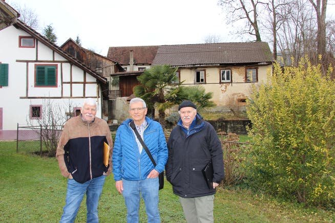 Mühlentag im Zurzibiet: (Von links) Mäni Moser, Walter Hess und Rolf Lehmann. Im Hintergrund Untere Mühle, Ölmühle und Backhaus in Böttstein.