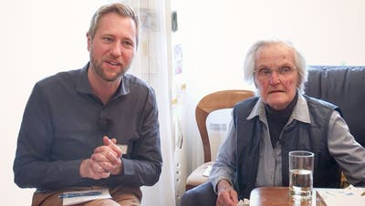 Geschäftsleiter Ralph Rütsche und Bewohnerin Berta Frick im Gespräch mit einer Bewerberin. (Bild: TVO)