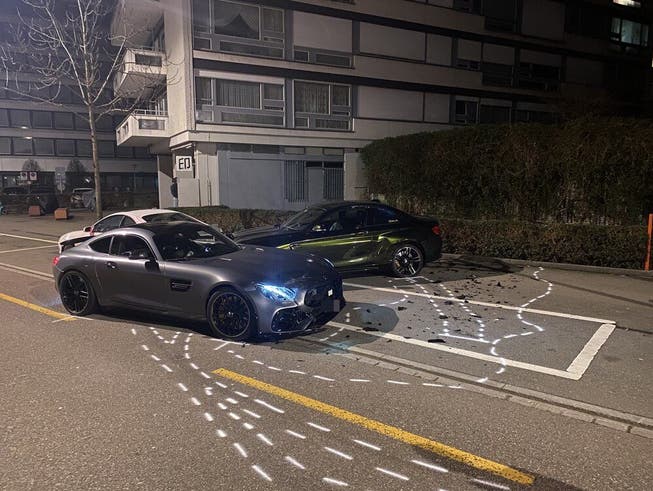 Beim Unfall wurden mehrere Autos beschädigt und eine Person leicht verletzt.